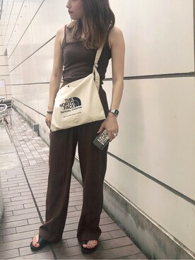 「ブラウン×ブラック」｜「アイテム（サンダル）」を使った、cariiinさん（レディース・165cm）の夏コーディネート