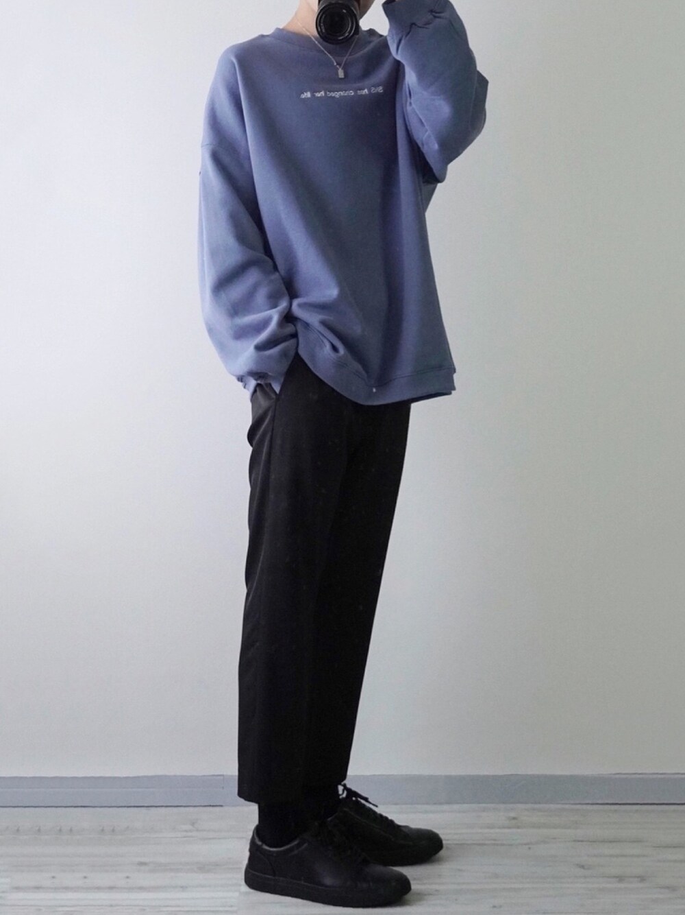 「年末WEAR感謝祭、シンプル、オーバーサイズ、黒、ゆるコーデ、冬コーデ、冬、スウェット、ワイドパンツ、ビッグシルエット」｜「NILWAYの【WEB限定】【Nilway】×【F/plot】”Minatoku-Jyoshi" イラストバックプリントヘビー裏起毛スウェット（スウェット、ブルー系）」を使った、seiさん（メンズ・180cm）の冬コーディネートの1枚目の写真