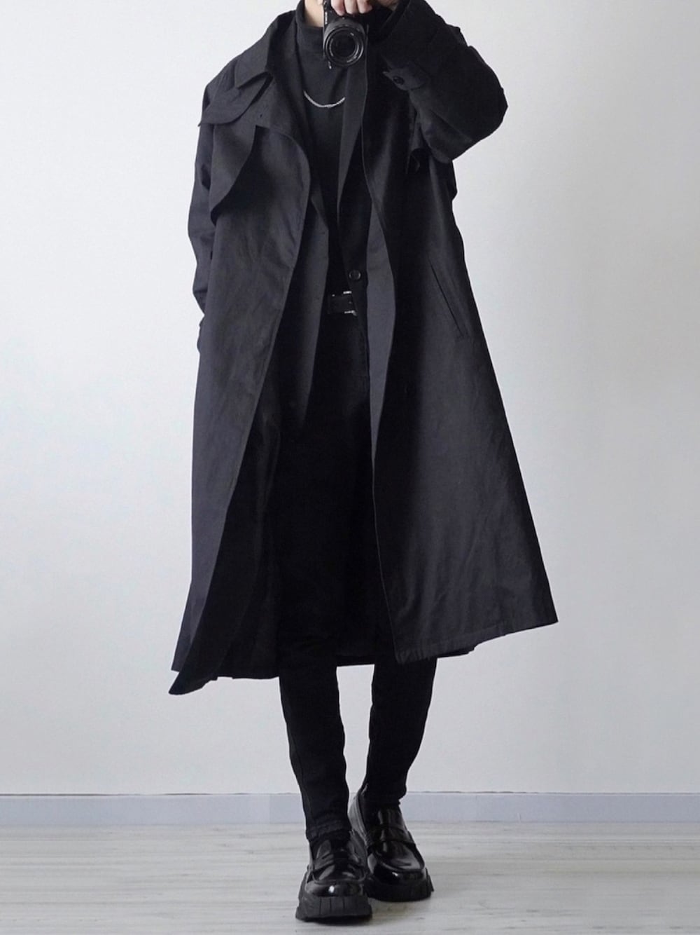 ブラック系のトレンチコート、ブラック系のジャケット/アウター、ブラック系のTシャツ/カットソーを着用したメンズの冬コーディネートの1枚目の写真