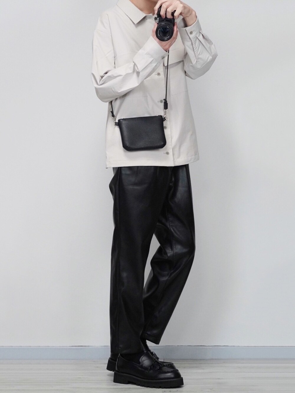 ホワイト系のミリタリージャケット、ブラック系のその他パンツ、ブラック系のローファーを着用したメンズの春コーディネートの1枚目の写真