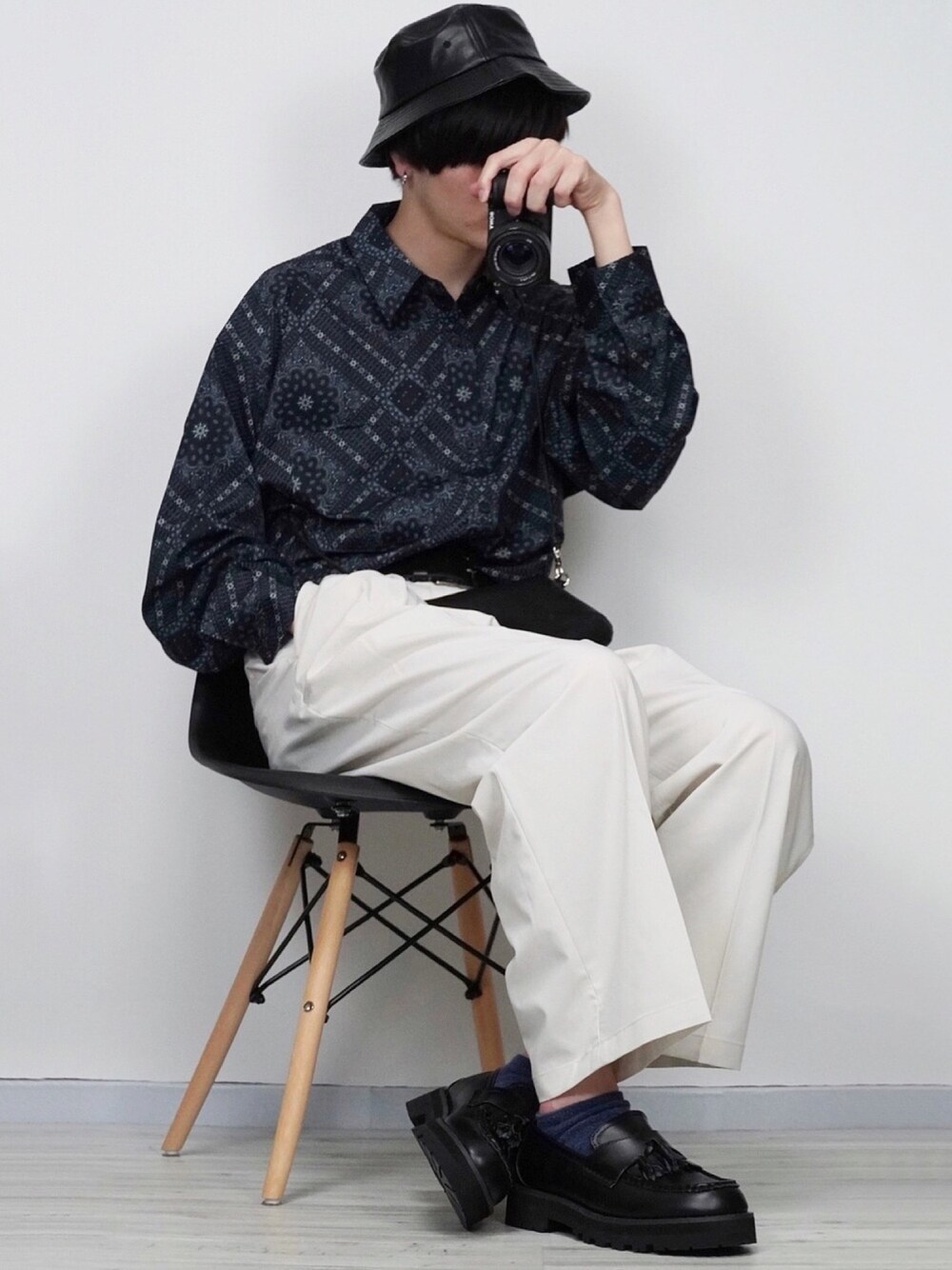 「春、春コーデ、はるコーデ、シャツスタイル、柄シャツ、ワイドパンツ、ハット、バケットハット、きれいめカジュアル、ローファー」｜「DEVICEの【インフルエンサー sei ×DEVICE コラボ】Rename  フェイクレザーシンプルサコッシュバッグ（ショルダーバッグ、ブラック系）」を使った、seiさん（メンズ・180cm）の春コーディネートの1枚目の写真