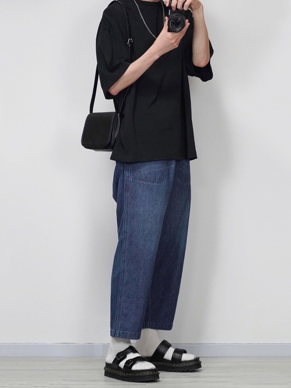 ブラック系のTシャツ/カットソー、ブルー系のその他パンツ、ブラック系のサンダルを着用したメンズの春コーディネートの1枚目の写真