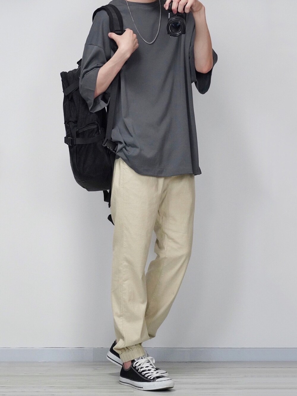 グレー系のTシャツ/カットソー、ベージュ系のその他パンツ、ブラック系のスニーカーを着用したメンズの夏コーディネートの1枚目の写真