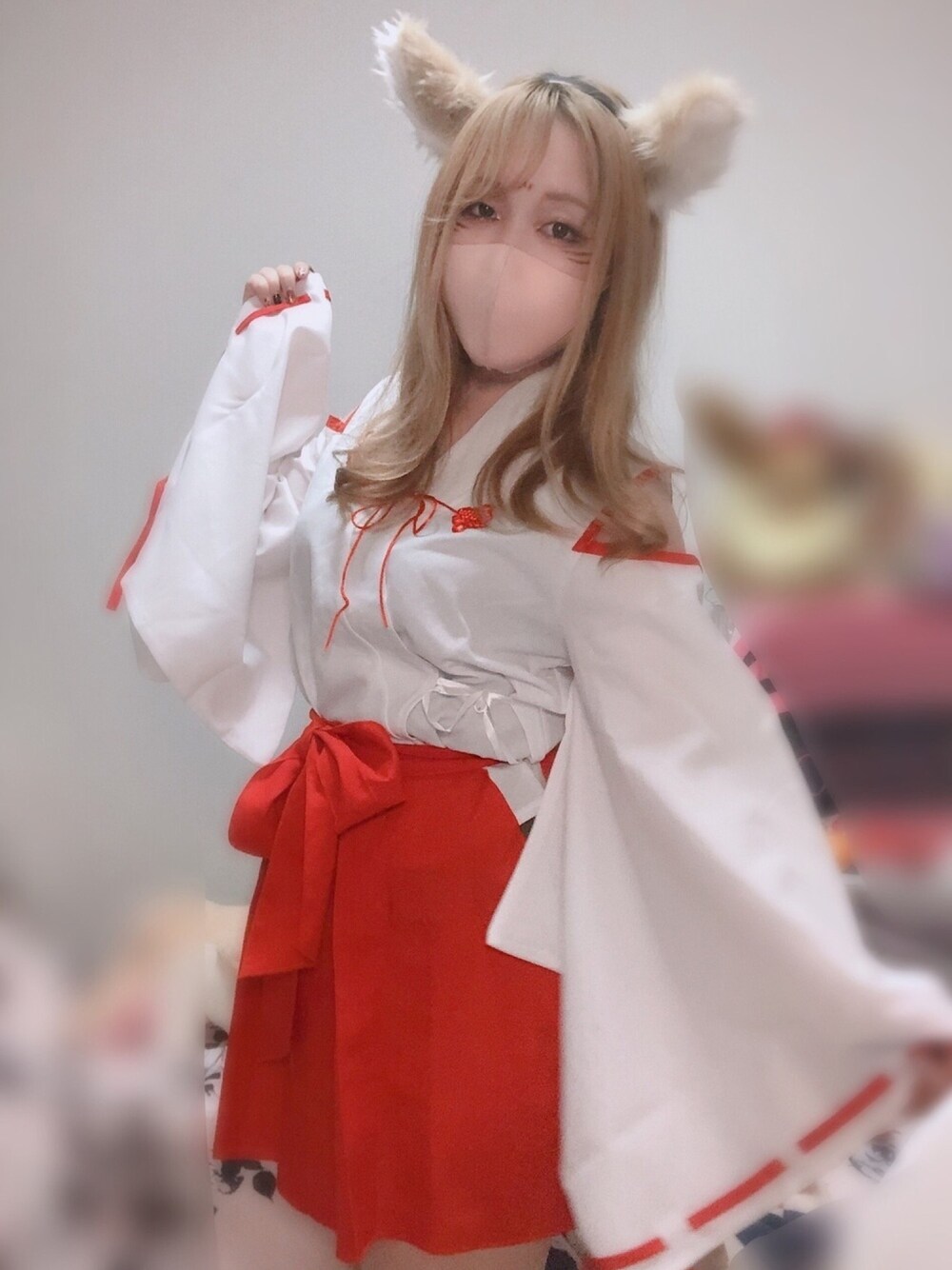 レッド系のセットアップ、レッド系のメイクアップを着用したレディースの春コーディネートの1枚目の写真