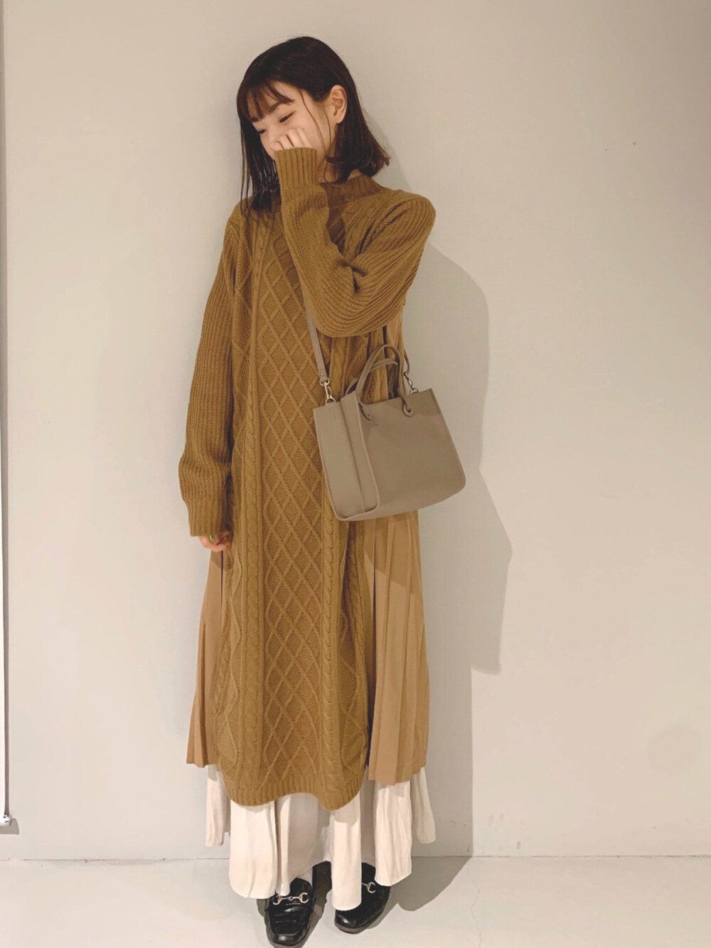 「ショルダーバッグ、ケーブルニット、ニットワンピース、レイヤードスタイル、キャメル、プチプラ、earth music&ecology、プリーツ、ロングワンピース、ドッキングワンピ」｜「earth music&ecologyのプリーツドッキングニットワンピース ＊＊（ワンピース、イエロー系）」を使った、yuunaさん（レディース・157cm）の秋コーディネートの1枚目の写真