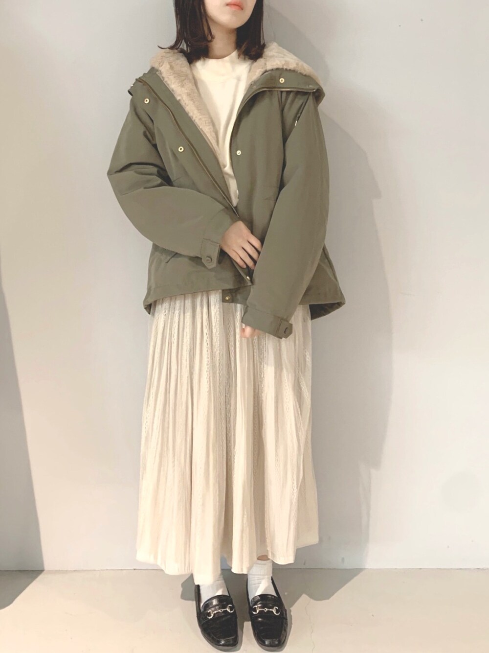 「ニット、マウンテンパーカー、レース、冬コーデ、カーキ、リバーシブル、3way、earth music&ecology、プチプラコーデ、パワーショルダー」｜「earth music&ecologyのパワーショルダーニットプルオーバー　＊＊（ニット/セーター、ホワイト系）」を使った、yuunaさん（レディース・157cm）の秋コーディネートの1枚目の写真