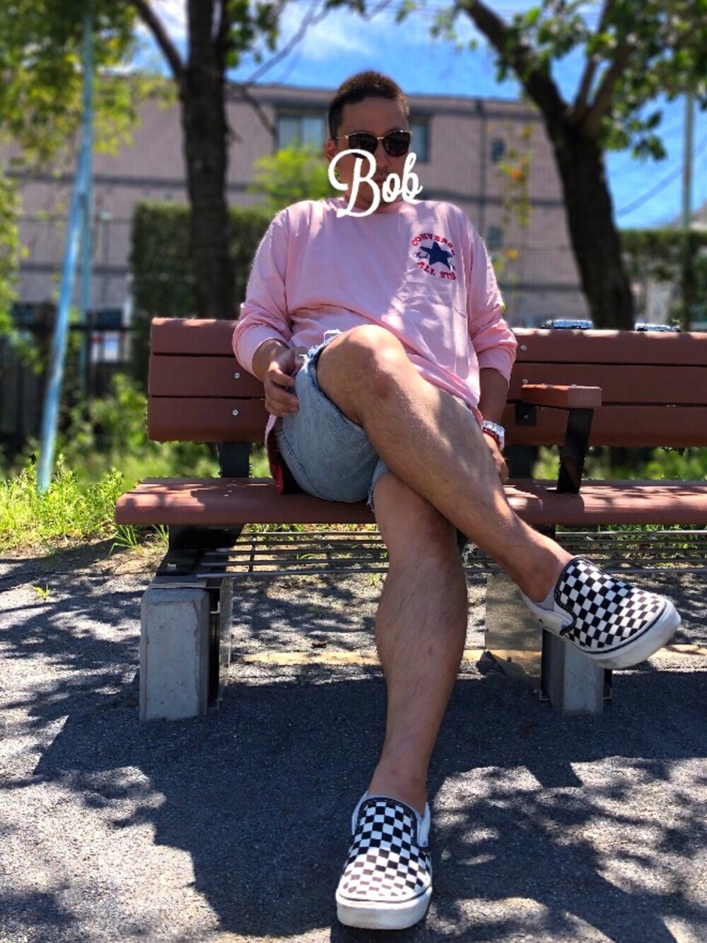 「秋コーデ、休日スタイル、ストリート、オーバーサイズ、ピンクTシャツ、ダメージデニムパンツ、コンバース、サングラススタイル、ベンチ、いいね、save、フォローお願いします🤑」｜「DIESELの00CKCH0848I（その他パンツ、ブルー系）」を使った、βΘβυυυ➡☆さん（メンズ・176cm）の秋コーディネートの1枚目の写真