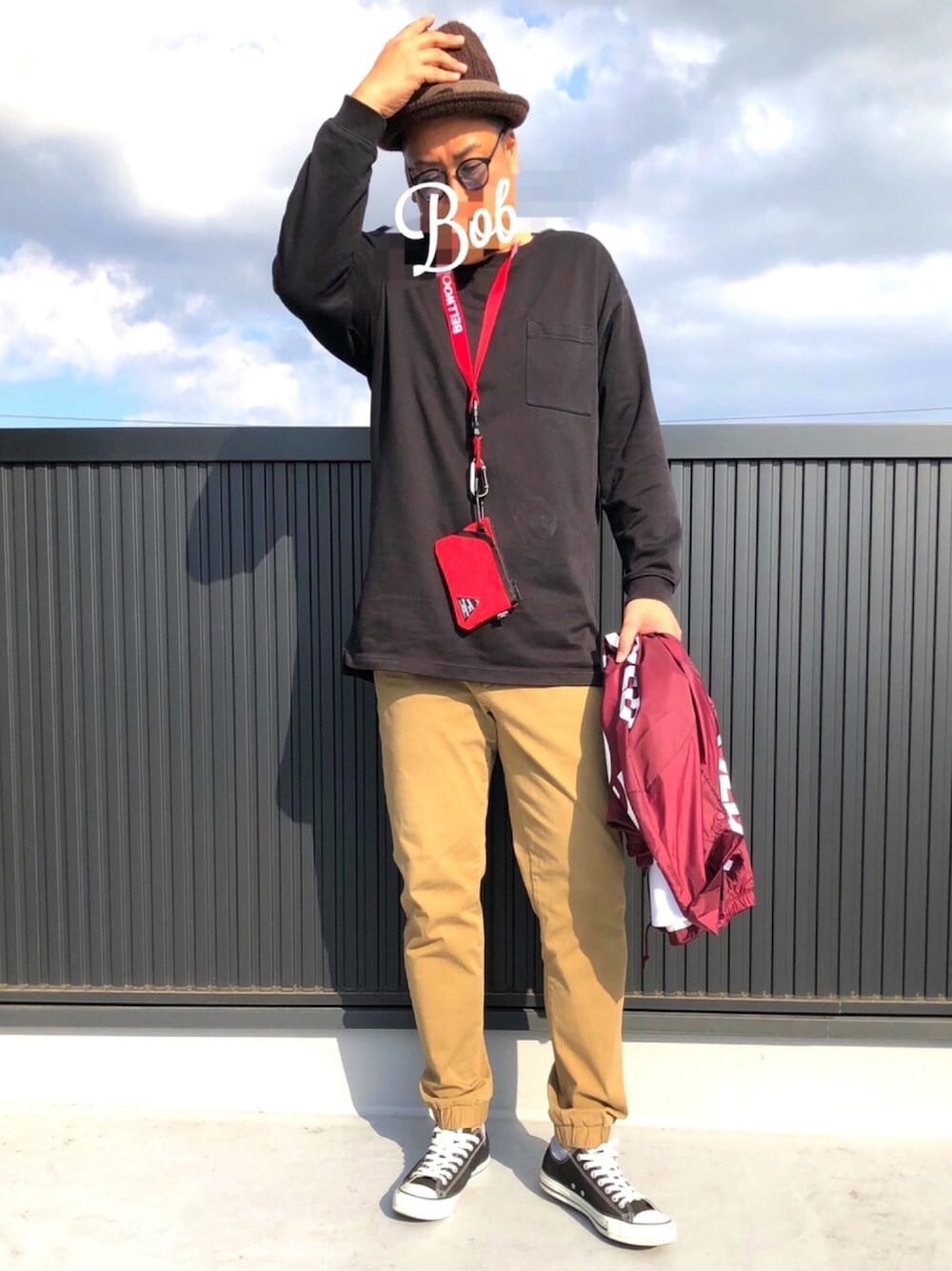 「秋のコーデ、ゆったりコーデ、カジュアル、ストリート、シンプルコーデ、ハットスタイル、コーチジャケット、ナイロンジャケット、コインケース、ストラップ」｜「８(eight)のロゴ コーチジャケット ナイロンジャケット（ナイロンジャケット、レッド系）」を使った、βΘβυυυ➡☆さん（メンズ・176cm）の秋コーディネートの1枚目の写真