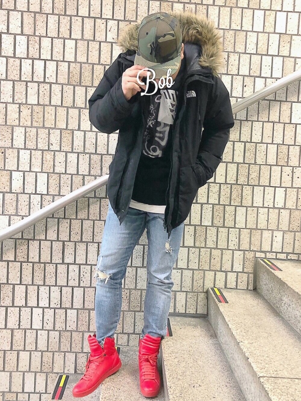 「冬コーデ、streetstyle、レイヤードスタイル、カモフラキャップ、赤スニーカー、ダメージデニムパンツ、ダウンジャケット、ファージャケット、トレーナー、zozoheat」｜「THE NORTH FACEの【THE NORTH FACE】Elebus Jacket（ダウンジャケット/コート、ブラック系）」を使った、βΘβυυυ➡☆さん（メンズ・176cm）の冬コーディネートの1枚目の写真