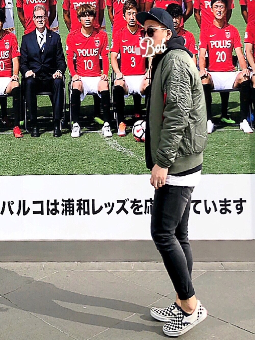 「春コーデ、MA-1、ダメージデニムパンツ、キャップ、レイヤードスタイル、パーカー、スリッポン、浦和レッズ、カーキ、street」｜「hALONのhalon/ハロン/1000% ツバPU CAP（キャップ、ブルー系）」を使った、βΘβυυυ➡☆さん（メンズ・176cm）の冬コーディネートの1枚目の写真