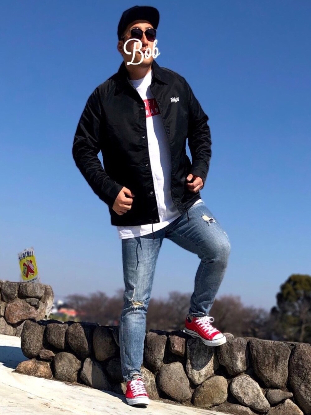「春コーデ、休日スタイル、サーフスタイル、ダブルネーム、コーチジャケット、ロゴジャケット、裏ボア、ダメージデニムパンツ、コンバース、赤差し色」｜「EVERLAST(スポーツ・ライフスタイル)の【EVERLAST（エバーラスト)】別注 ボアコーチジャケット（ブルゾン、ブラック系）」を使った、βΘβυυυ➡☆さん（メンズ・176cm）の春コーディネートの1枚目の写真