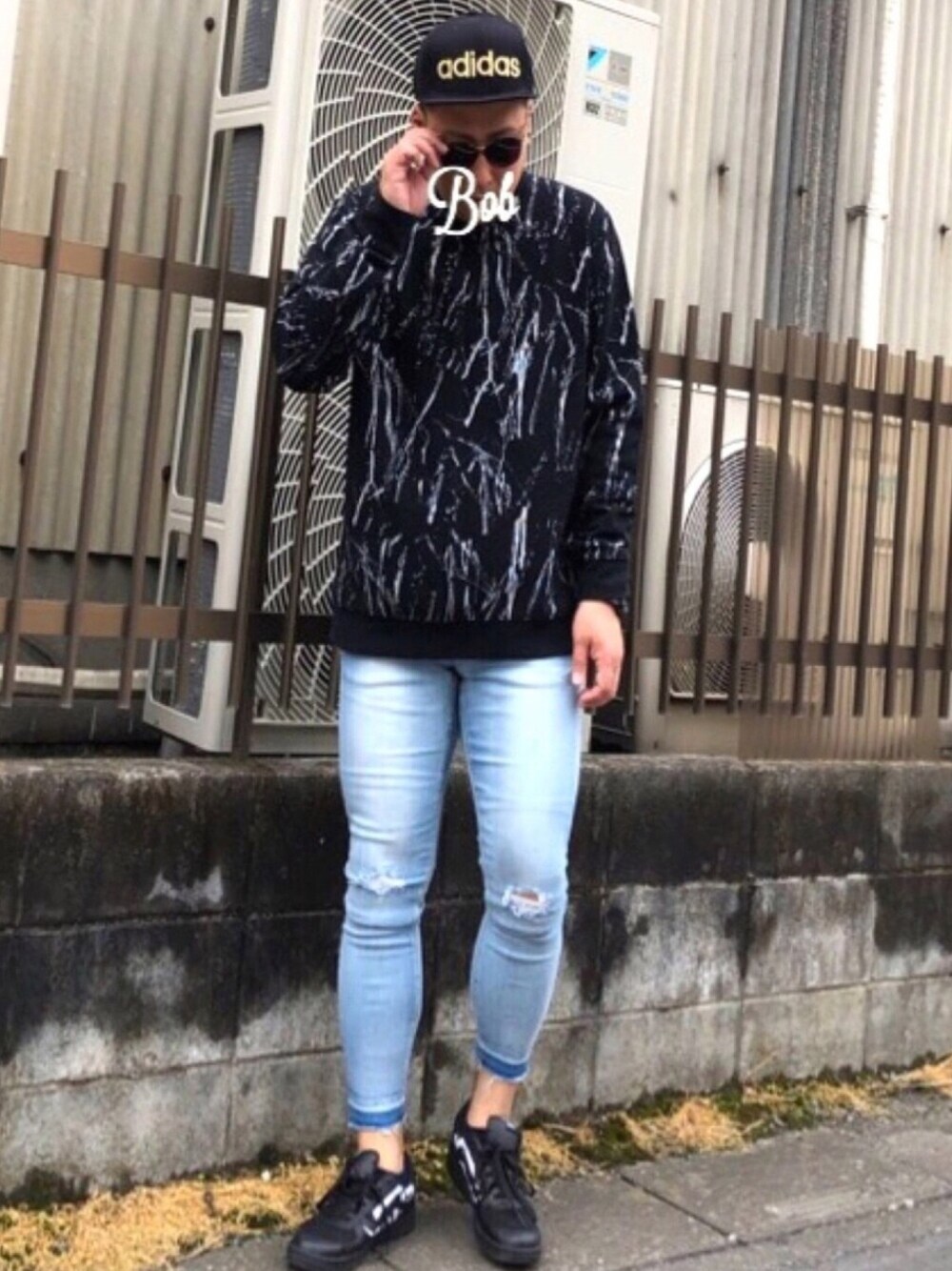 「春コーデ、streetstyle、キャップ、サングラス、柄トップス、トレーナー、ダメージデニムパンツ、アンクルパンツ、VANS、スニーカー」｜「adidasの【adidas】LINEA SB CAP / 【アディダス】ライナー　スナップバック　キャップ（キャップ、ブラック系）」を使った、βΘβυυυ➡☆さん（メンズ・176cm）の春コーディネートの1枚目の写真