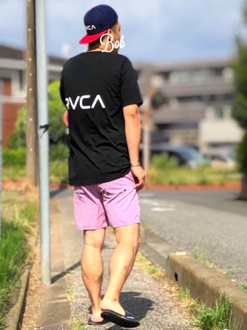 「夏だ！Tシャツ着よう！、夏コーデ、きまわしコーデ、休日スタイル、シンプル、キャップ後ろかぶり、Tシャツ、rvca、ショートパンツ、スリッポン」｜「RVCAのRVCA BACK RVCA（Tシャツ/カットソー、ブラック系）」を使った、βΘβυυυ➡☆さん（メンズ・175cm）の夏コーディネートの1枚目の写真