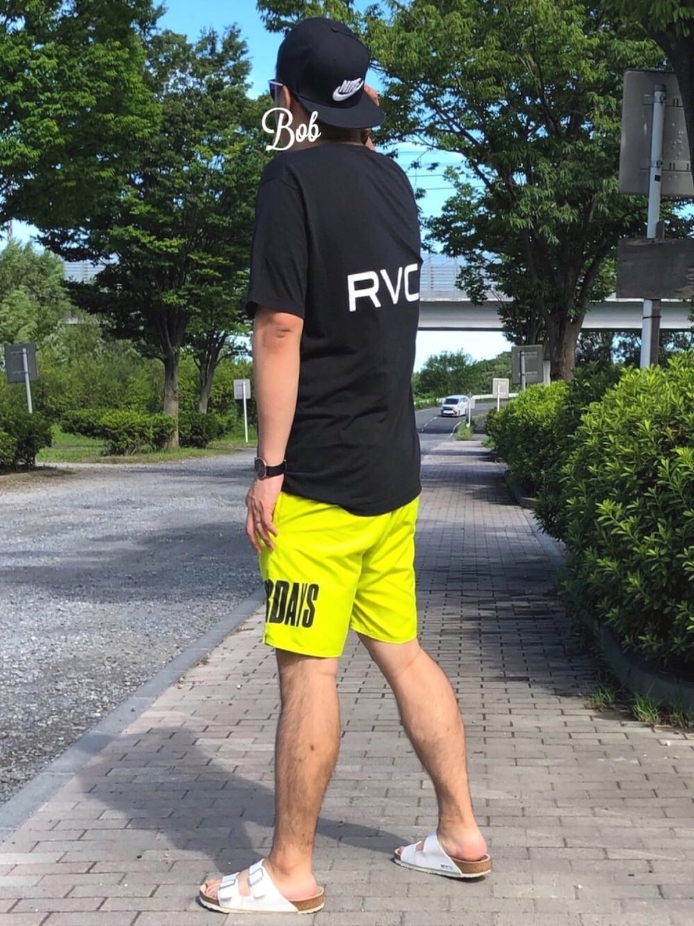 「夏だ！Tシャツ着よう！、サーフスタイル、西海岸、タウンユース、夏コーデ、キャップ後ろかぶり、ロゴT、ネオンカラー、スイムショーツ、柄プリント」｜「Saturdays NYCのTimothy Accordion Swim Short（水着、グリーン系）」を使った、βΘβυυυ➡☆さん（メンズ・176cm）の夏コーディネートの1枚目の写真