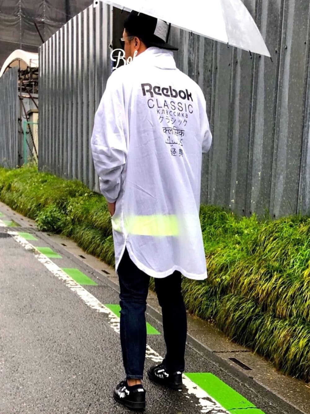 「秋のコーデ、雨の日コーデ、ポンチョ、キャップ後ろかぶり、レイヤードスタイル、ネオンカラー、ネオンイエロー、ロゴ入り、宇宙兄弟」｜「ReebokのGP ポンチョ（ポンチョ、ホワイト系）」を使った、βΘβυυυ➡☆さん（メンズ・176cm）の秋コーディネートの1枚目の写真