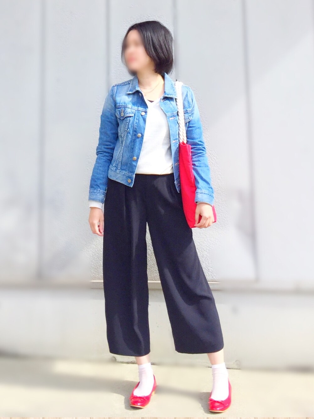 「Vネック、ワイドパンツ、春コーデ、デニムジャケット、シンプルコーデ、ママコーデ、トートバッグ、バレエシューズ」｜「LOWRYS FARMのアイテム（デニムジャケット、ブルー系）」を使った、ごまさん（レディース・160cm）の冬コーディネートの1枚目の写真