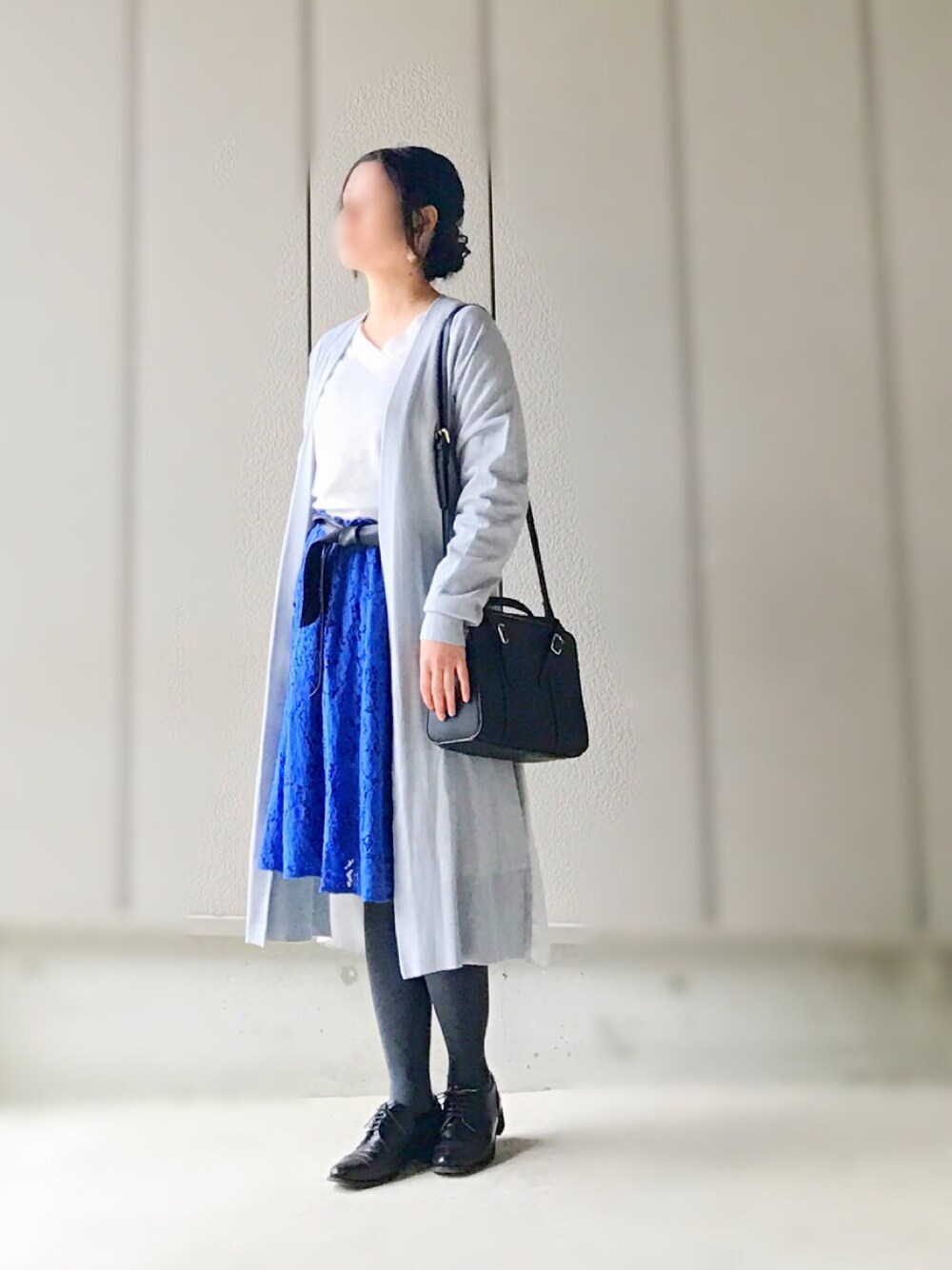 グレー系のカーディガン/ボレロ、ホワイト系のTシャツ/カットソー、ブラック系のボストンバッグを着用したレディースの春コーディネートの1枚目の写真