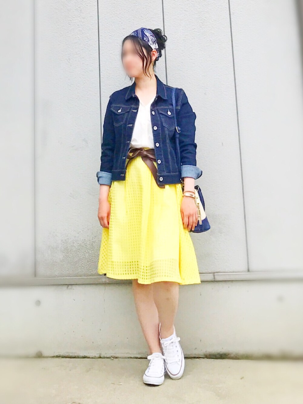 ブルー系のデニムジャケット、ホワイト系のシャツ/ブラウス、ブルー系のボストンバッグを着用したレディースの春コーディネートの1枚目の写真