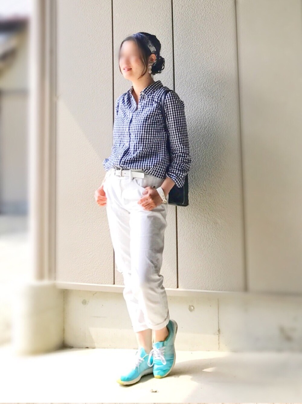 ブラック系のシャツ/ブラウス、ホワイト系のデニムパンツ、グリーン系のスニーカーを着用したレディースの春コーディネートの1枚目の写真