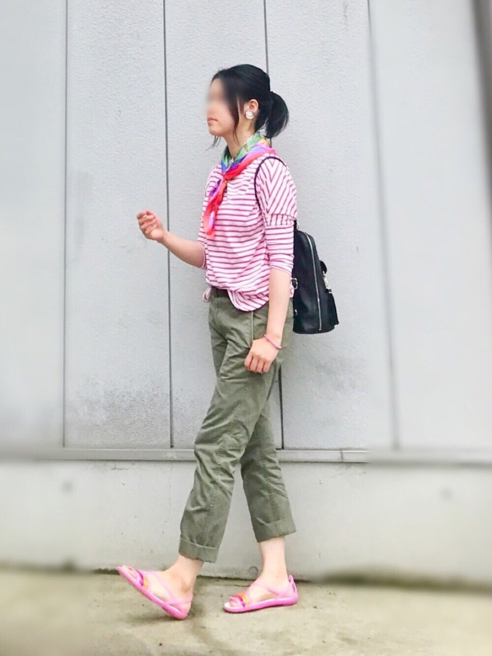 ピンク系のTシャツ/カットソー、ブラック系のバックパック/リュック、グリーン系のパンツを着用したレディースの春コーディネートの1枚目の写真