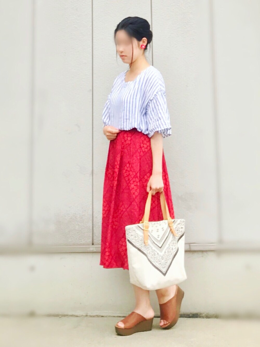 ブルー系のシャツ/ブラウス、レッド系のスカート、その他のトートバッグを着用したレディースの夏コーディネートの1枚目の写真