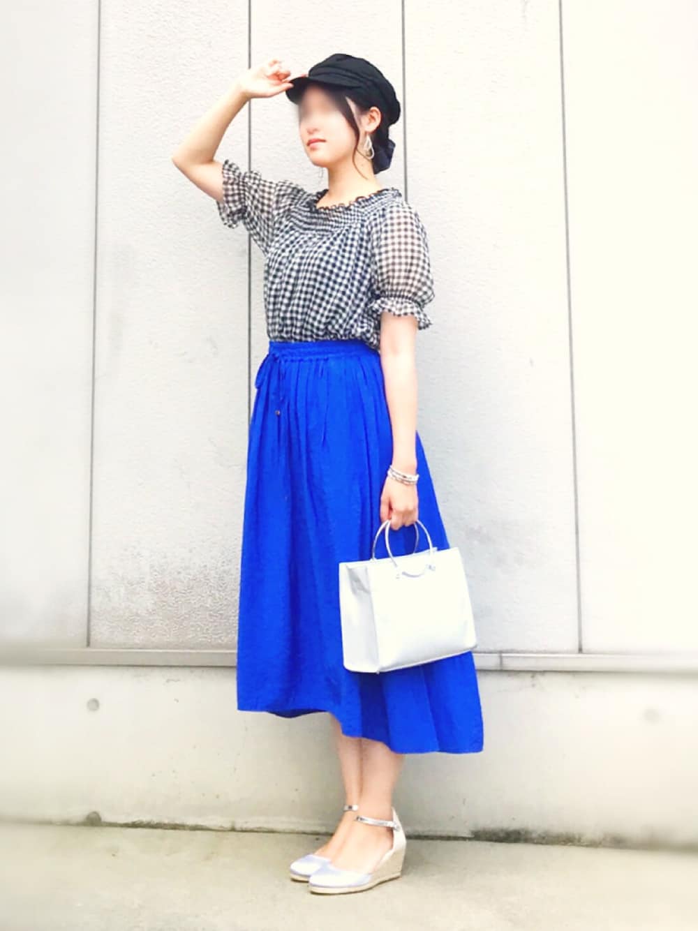 その他のシャツ/ブラウス、ブルー系のスカート、シルバー系のトートバッグを着用したレディースの夏コーディネートの1枚目の写真