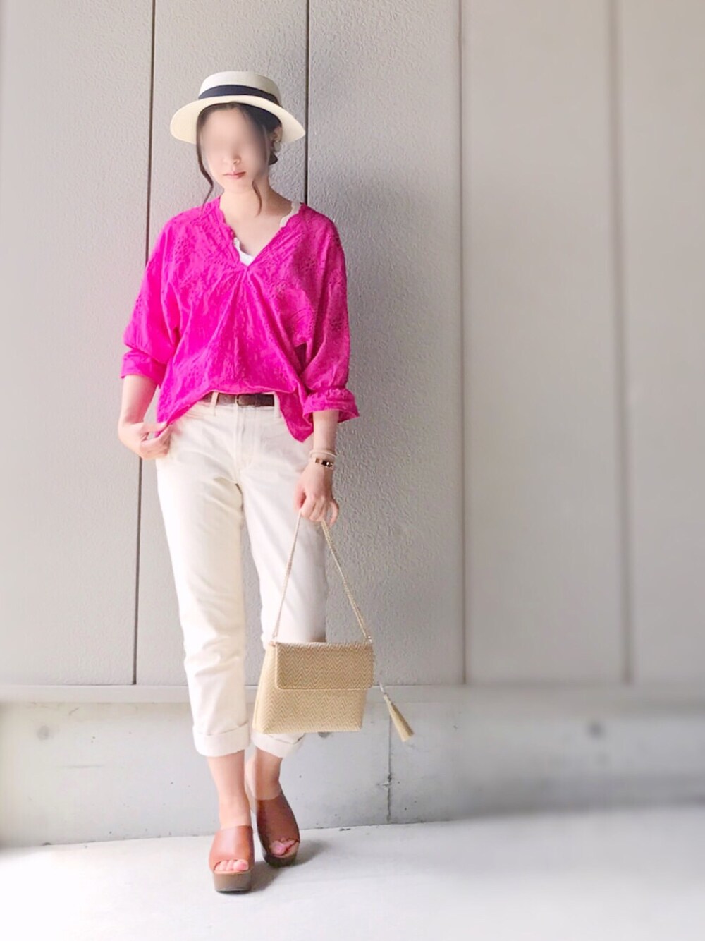 ピンク系のシャツ/ブラウス、ホワイト系のパンツ、ベージュ系のハンドバッグを着用したレディースの夏コーディネートの1枚目の写真