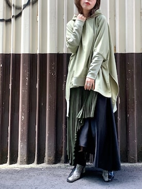 「アイテム（パーカー、グリーン系）」を使った、mizukiさん（レディース・156cm）の秋コーディネート