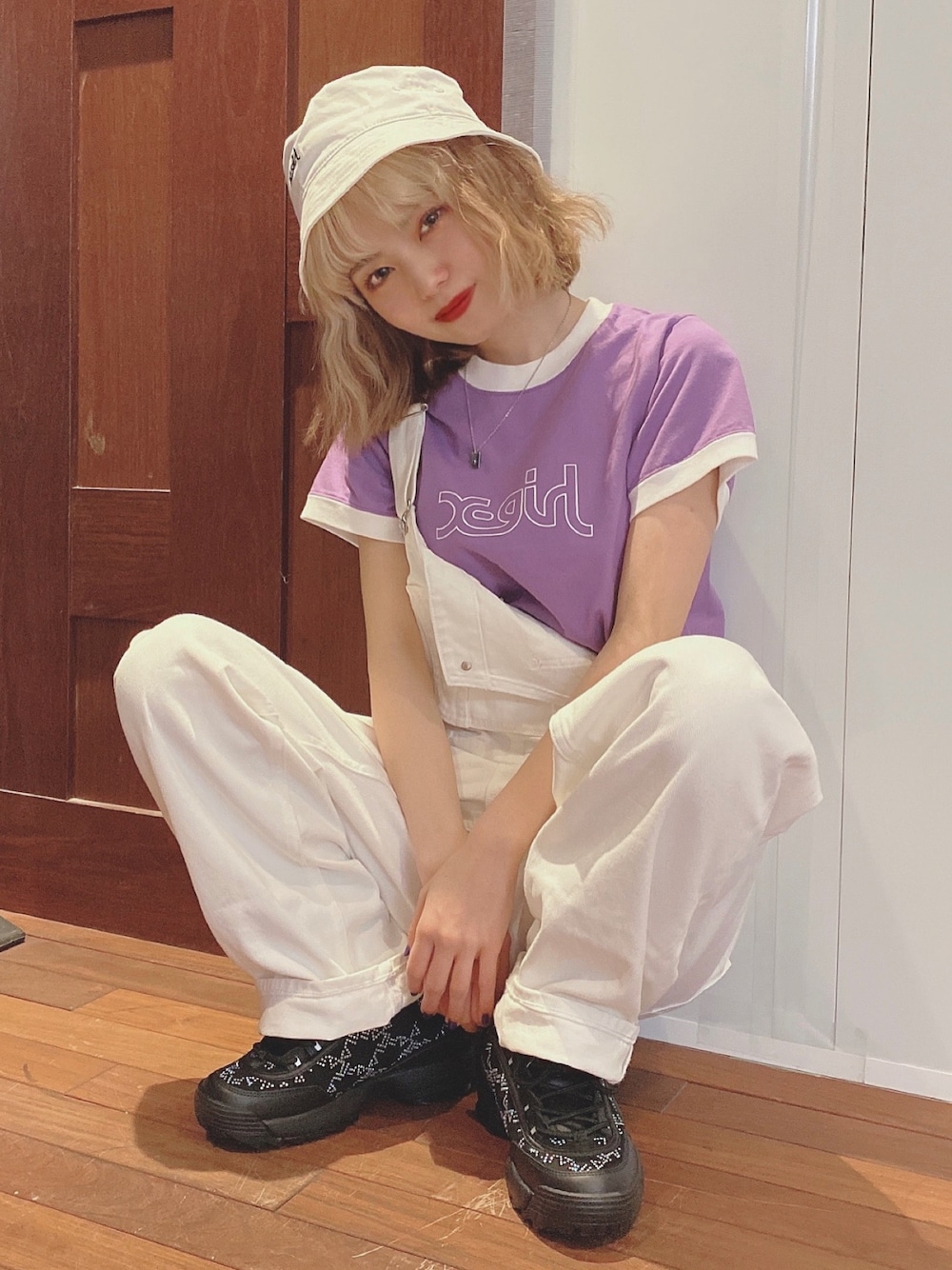 「夏コーデ、オーバーオール、x-girl、Xgirl_ootd、エックスガール、ワイドパンツ、バケットハット、白パンツ、カジュアルコーデ、Tシャツ」｜「X-girlのMILLS LOGO S/S RINGER TEE（Tシャツ/カットソー、パープル系）」を使った、小川 桃香さん（レディース・158cm）の夏コーディネートの1枚目の写真