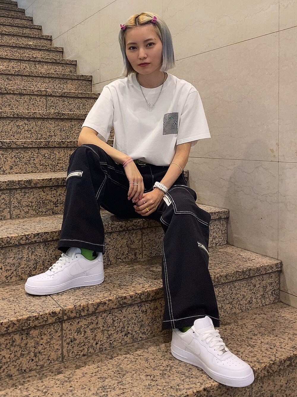 「エックスガール、エクストララージ、パンツコーデ、AF1、カジュアル、ストリート」｜「X-girlの#1 SKATER FLIGHT PANTS（その他パンツ、ブラック系）」を使った、小川 桃香さん（レディース・158cm）の夏コーディネートの1枚目の写真