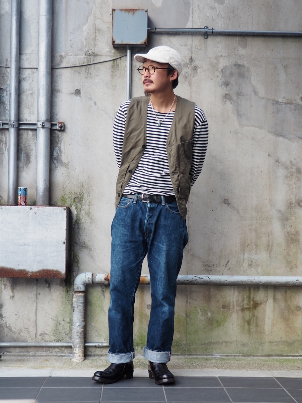 「ハンティングベスト、アメカジ、アメカジコーデ、デニムパンツ、ジーンズ、nigelcabourn、桃太郎ジーンズ、エンジニアブーツ、denim」｜「桃太郎ジーンズのアイテム（ベスト、グリーン系）」を使った、Masayaさん（メンズ・172cm）の秋コーディネートの1枚目の写真