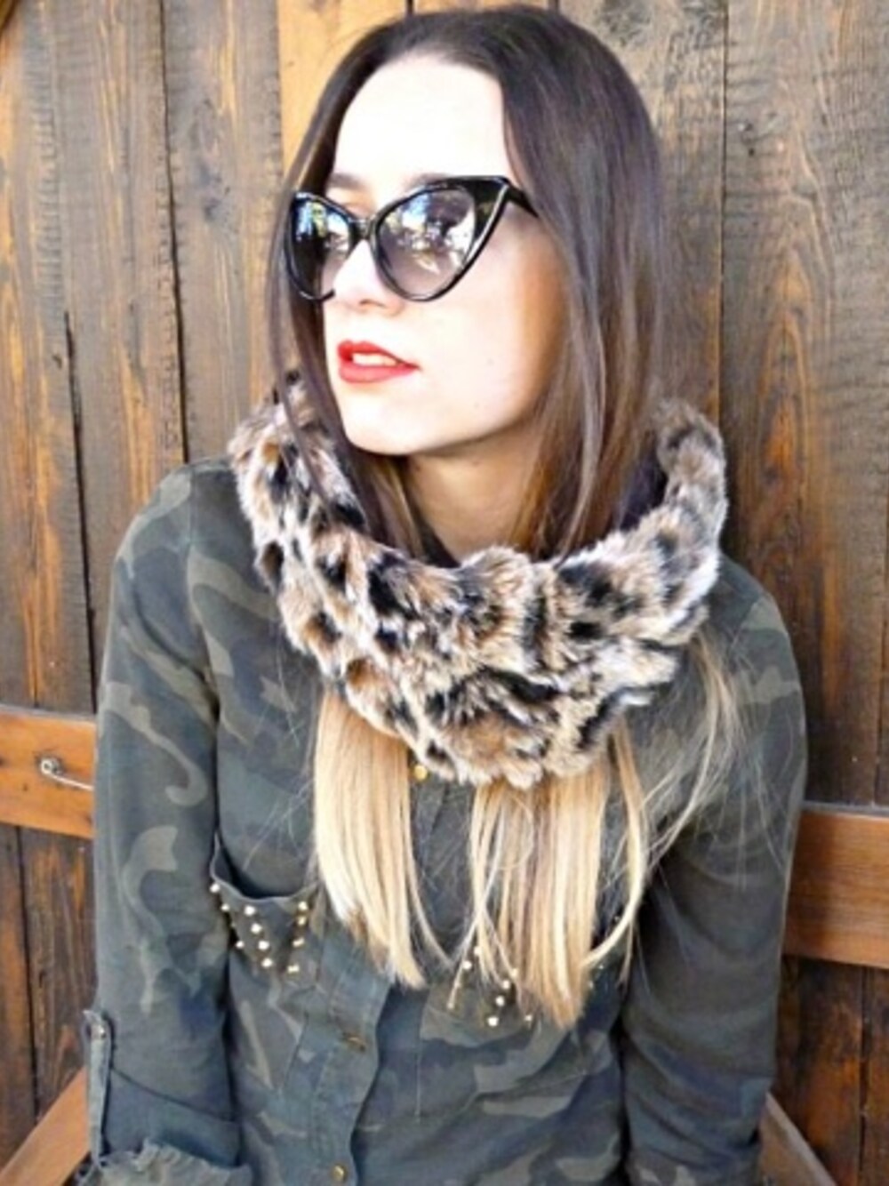 「camouflage、Cat-eye、eyewear、fur、MAC Cosmetics、makeup、scarf、TOM FORD、top、ZARA」｜Irene Tsitiridesさん（レディース）の冬コーディネートの1枚目の写真