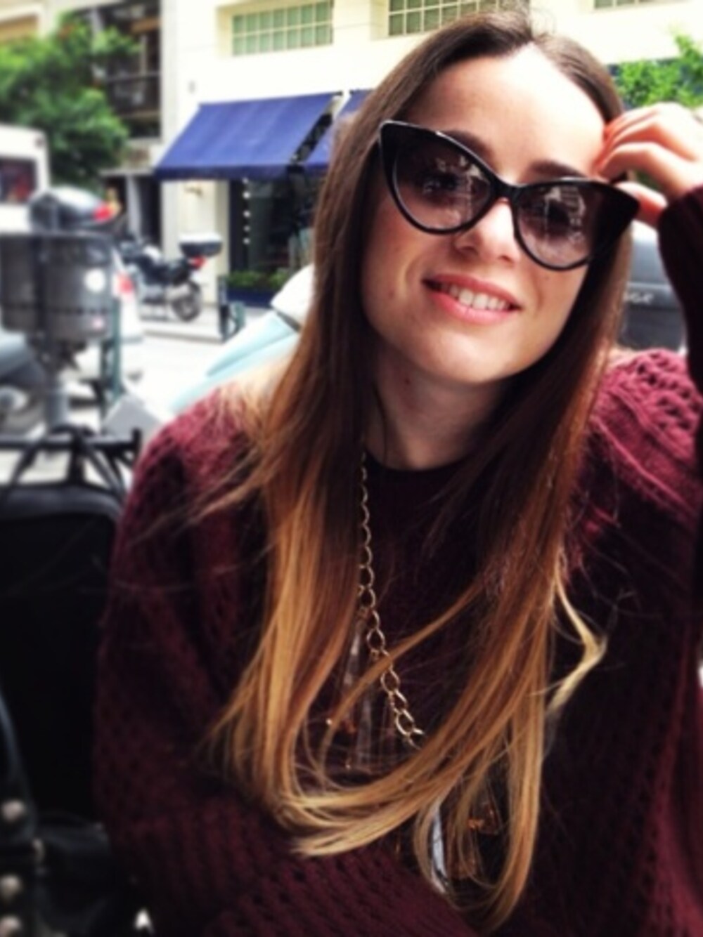 「benefit、Cat-eye、Crew-neck、eyewear、knit、makeup、massimo dutti、oversized、sweater、TOM FORD」｜Irene Tsitiridesさん（レディース）の春コーディネートの1枚目の写真