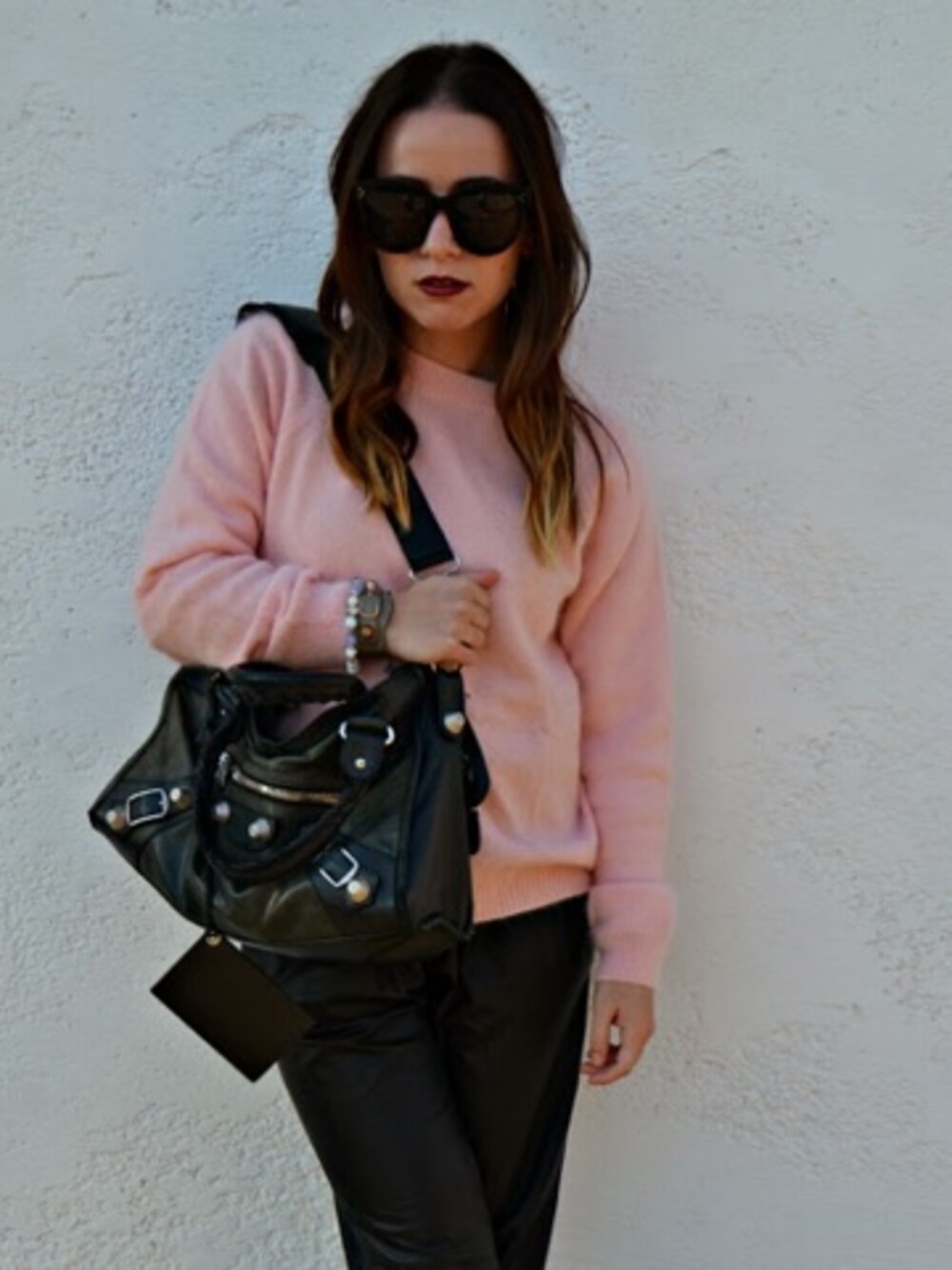 「BAG、BALENCIAGA、cashmere、CELINE、eyewear、H&M、leather、mango、pants、sweater」｜Irene Tsitiridesさん（レディース）の秋コーディネートの1枚目の写真