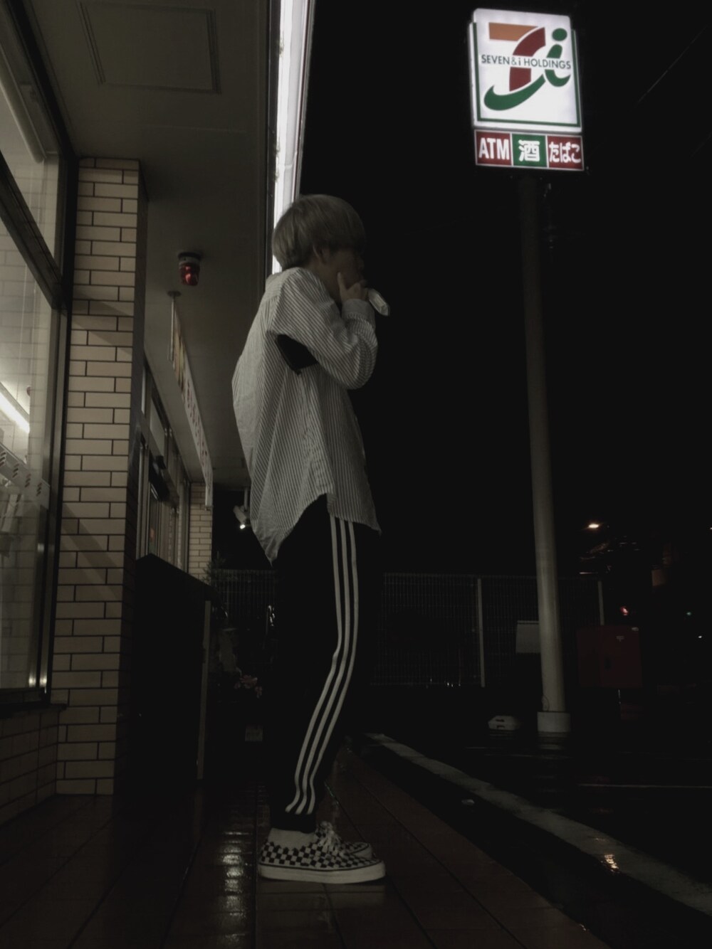 「セブンイレブン、いい気分」｜「adidas Originalsの【adidas】SST CUFFED TR（その他パンツ、ブラック系）」を使った、Tさん（メンズ・173cm）の秋コーディネートの1枚目の写真