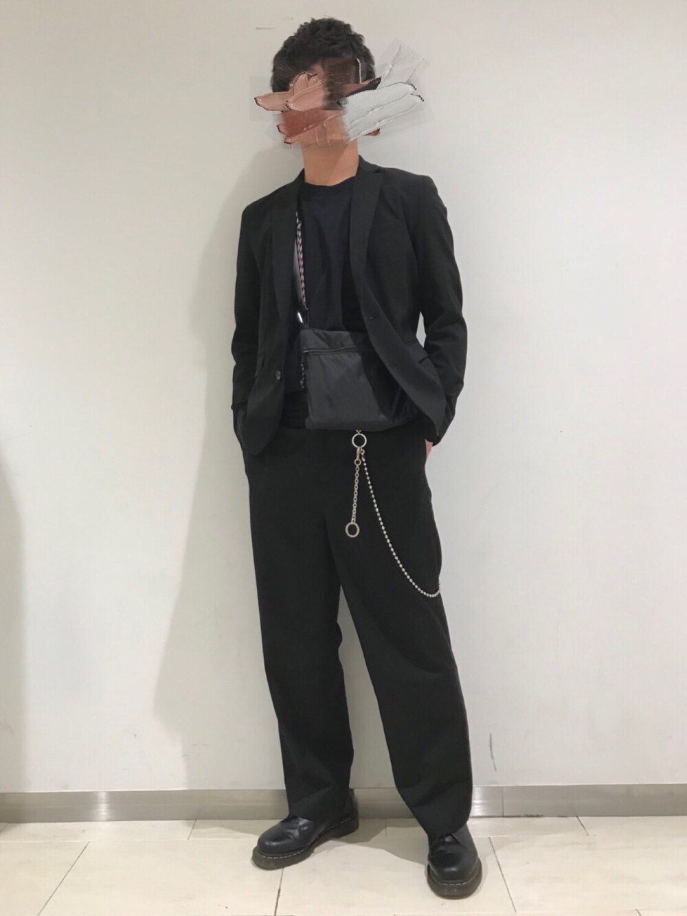 ブラック系のテーラードジャケット、ブラック系のTシャツ/カットソー、ブラック系のショルダーバッグを着用したメンズの春コーディネートの1枚目の写真