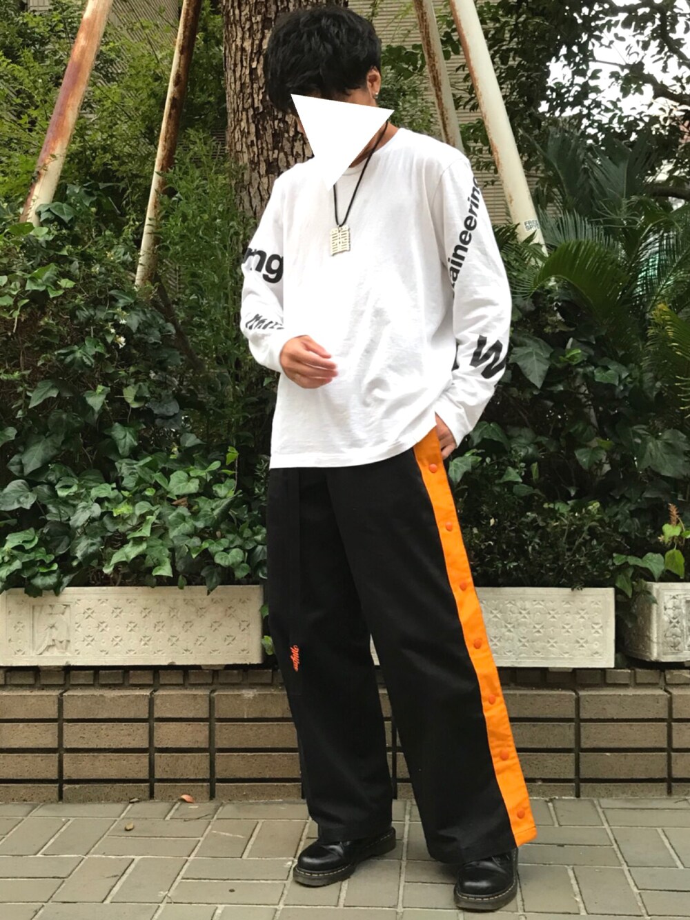 「秋服準備はじめました、カジュアルコーデ、革靴、シンプル、モノトーン、ワイドパンツ、ロンT、袖プリント、トラックパンツ、オレンジ」｜「WHITE MOUNTAINEERINGのLOGO PRINTED LONG SLEEVE T-SHIRT（Tシャツ/カットソー、ホワイト系）」を使った、そうちゃんさん（メンズ・174cm）の秋コーディネートの1枚目の写真