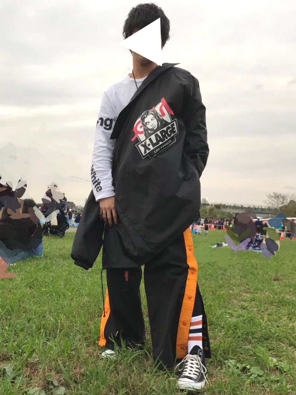 「スポーツMIX'18秋、オーバーサイズ、ブラック、モノトーン、ワイドパンツ、ストリート、バックプリント、ロンT、ラインパンツ、ハイソックス」｜「XLARGEのXLARGE×X-girl OG BOX FACE COACHES JACKET（ナイロンジャケット、ブラック系）」を使った、そうちゃんさん（メンズ・174cm）の秋コーディネートの1枚目の写真