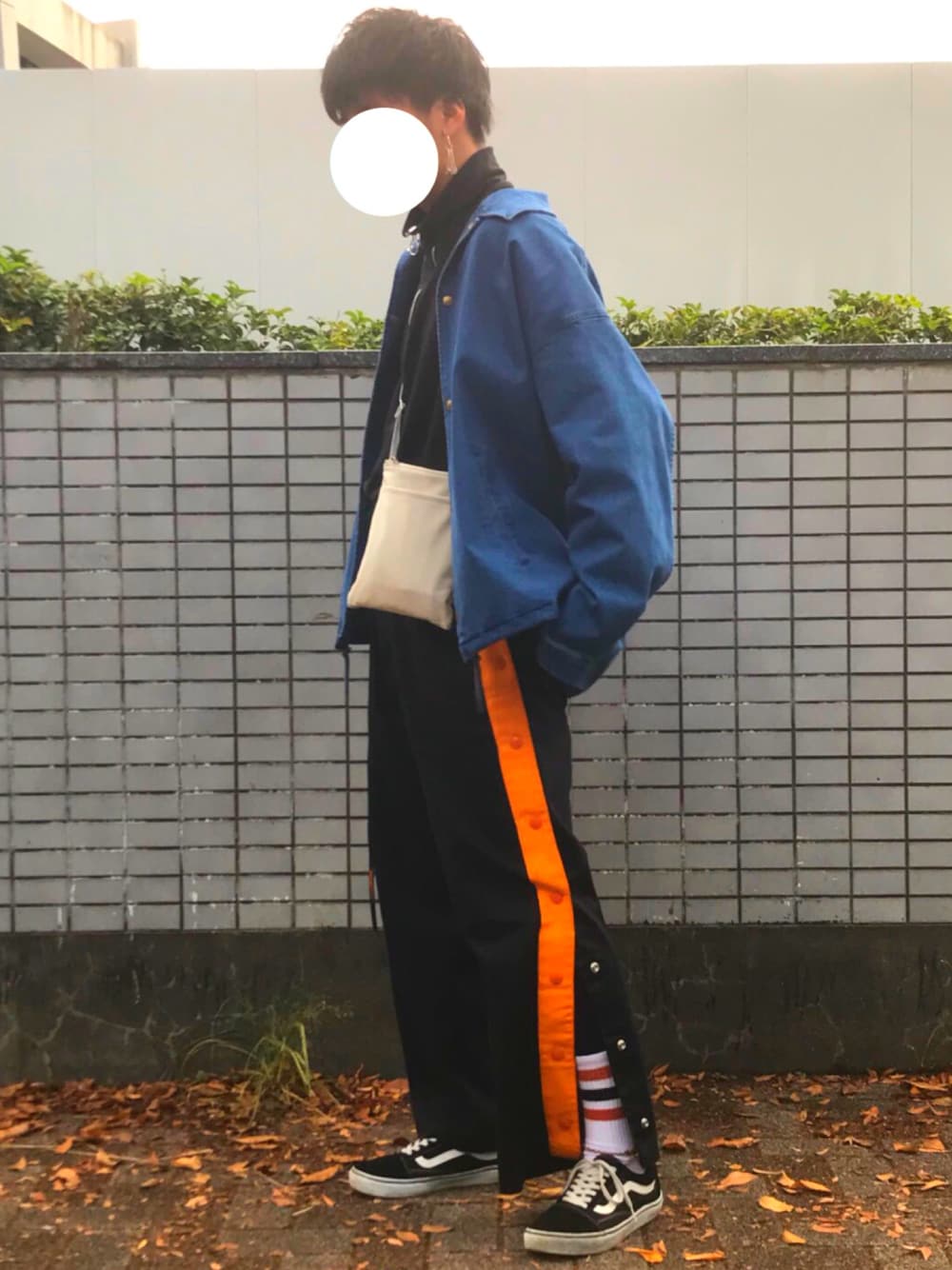 「ストリート服が好き、オーバーサイズ、カジュアルコーデ、ワイドパンツ、秋冬、デニムコーチジャケット、ラインパンツ、ハーフジップ、サコッシュ、スニーカー」｜「GUのアイテム（デニムジャケット、ブルー系）」を使った、そうちゃんさん（メンズ・174cm）の秋コーディネートの1枚目の写真