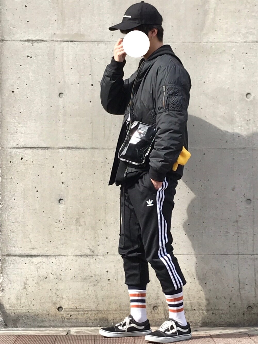 「黒、モノトーン、オールブラック、スポーツミックス、キャップ、ソックスイン、スニーカー、ラインパンツ、トラックパンツ、パーカー」｜「UNIQLOのアイテム（MA-1、ブラック系）」を使った、そうちゃんさん（メンズ・174cm）の冬コーディネートの1枚目の写真