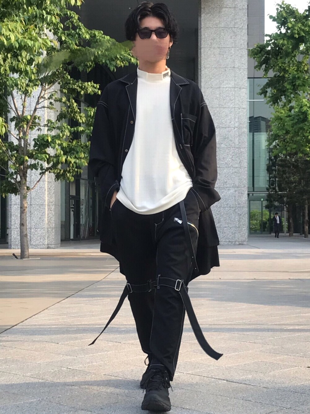 「ビックシルエット、シャツ、白Tシャツ、モード、ブラック、ボンテージパンツ、トレイルランニング、サングラス、ステッチ、セットアップ」｜「sulvamのgabardine open SH（シャツ/ブラウス、ブラック系）」を使った、そうちゃんさん（メンズ・174cm）の春コーディネートの1枚目の写真