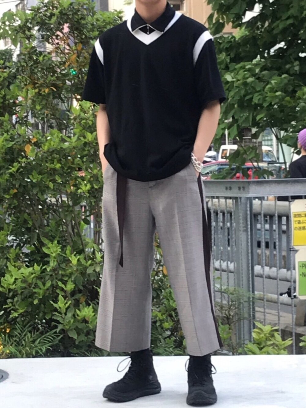 「夏コーデ、Tシャツ、スニーカー、ニットベスト、チェックパンツ、トレイルランニング、モノトーン、ワイドパンツ、ラインパンツ、レイヤードスタイル」｜「LITTLEBIGのWool No-Sleeve（ベスト、ブラック系）」を使った、そうちゃんさん（メンズ・174cm）の春コーディネートの1枚目の写真