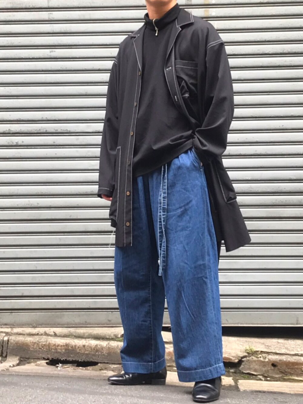 「春コーデ、シャツジャケット、ブラック、ステッチ、ワイドデニム、Tシャツ、スポックシューズ、モード、レイヤードスタイル、ワイドシルエット」｜「sulvamのgabardine open SH（シャツ/ブラウス、ブラック系）」を使った、そうちゃんさん（メンズ・175cm）の夏コーディネートの1枚目の写真