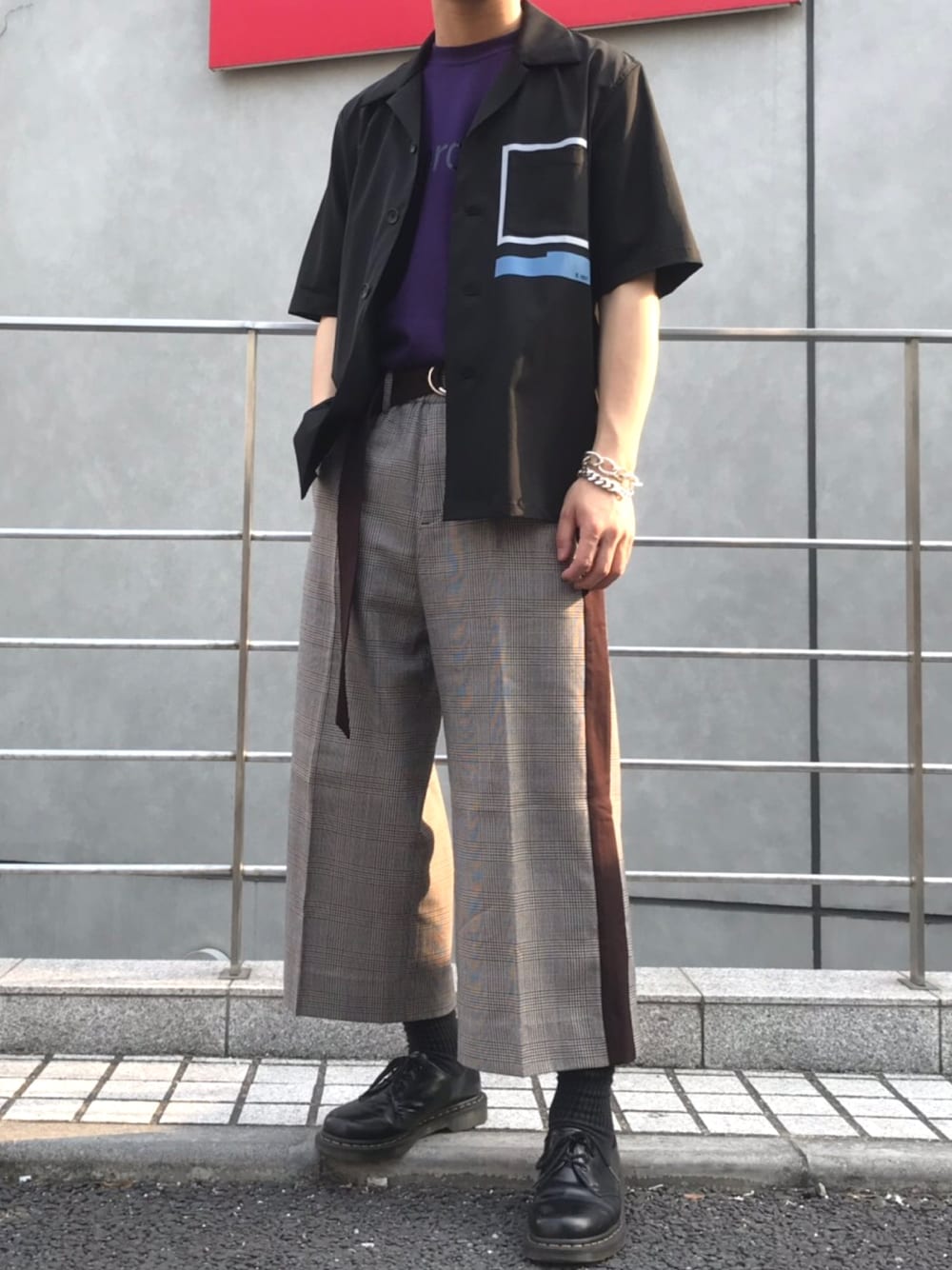 「半袖シャツ、パープル、チェックパンツ、ラインパンツ、ワイドパンツ、革靴、タックイン、Tシャツ、ブラック、グレー」｜「liberumの【LIBERUM】E1027オープンカラーシャツ（シャツ/ブラウス、ブラック系）」を使った、そうちゃんさん（メンズ・175cm）の夏コーディネートの1枚目の写真
