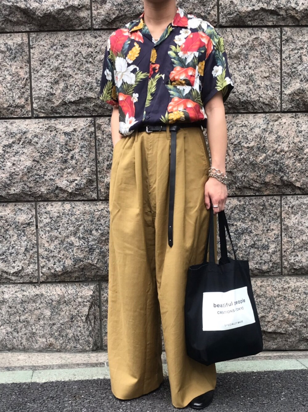 「夏コーデ、シャツスタイル、シルバーアクセサリー、柄シャツ、アロハシャツ、タックイン、ワイドパンツ、キャメル、トートバッグ、半袖シャツ」｜「MR.GENTLEMANのハワイアンフラワーシャツ（シャツ/ブラウス、ブルー系）」を使った、そうちゃんさん（メンズ・175cm）の夏コーディネートの1枚目の写真