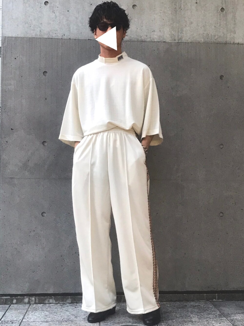 「シンプル、Tシャツ、夏コーデ、オーバーサイズ、オールホワイト、トラックパンツ、ワイドパンツ、ラインパンツ、革靴、タックイン」｜「SHAREEFの〈STUDIOUS限定〉モックネックTEE（Tシャツ/カットソー、ホワイト系）」を使った、そうちゃんさん（メンズ・174cm）の夏コーディネートの1枚目の写真