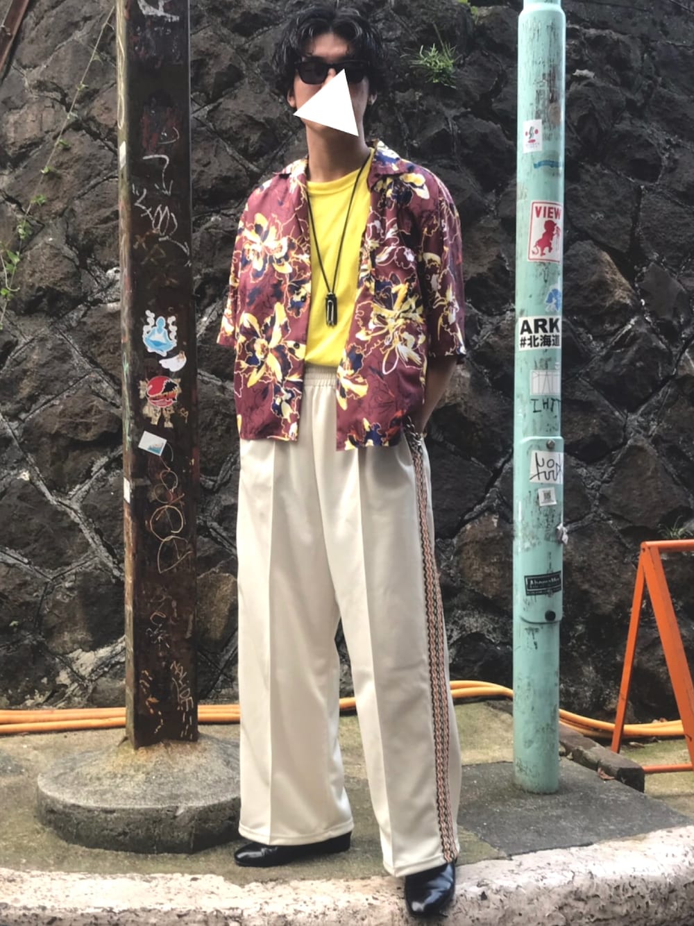 「大人トレンドカジュアル、ゆるコーデ、ビックシルエット、ワイドパンツ、レイヤードスタイル、アロハシャツ、柄シャツ、トラックパンツ、ホワイトパンツ、タックイン」｜「HAREのアロハガラオープンネックシャツ(HARE)（シャツ/ブラウス、レッド系）」を使った、そうちゃんさん（メンズ・174cm）の秋コーディネートの1枚目の写真