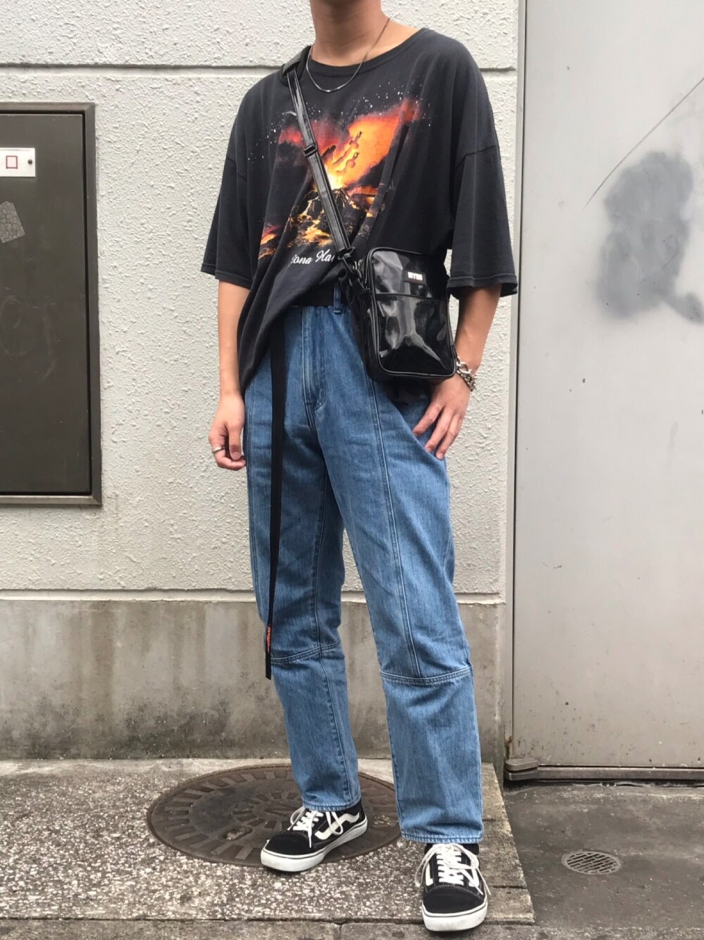 「カジュアル、シンプル、Tシャツ、ブラック、タックイン、サコッシュ、ストリート、スニーカー、ストレートデニム、プリントT」｜「KIITの【KIIT】12ozデニム（デニムパンツ、ブルー系）」を使った、そうちゃんさん（メンズ・174cm）の秋コーディネートの1枚目の写真