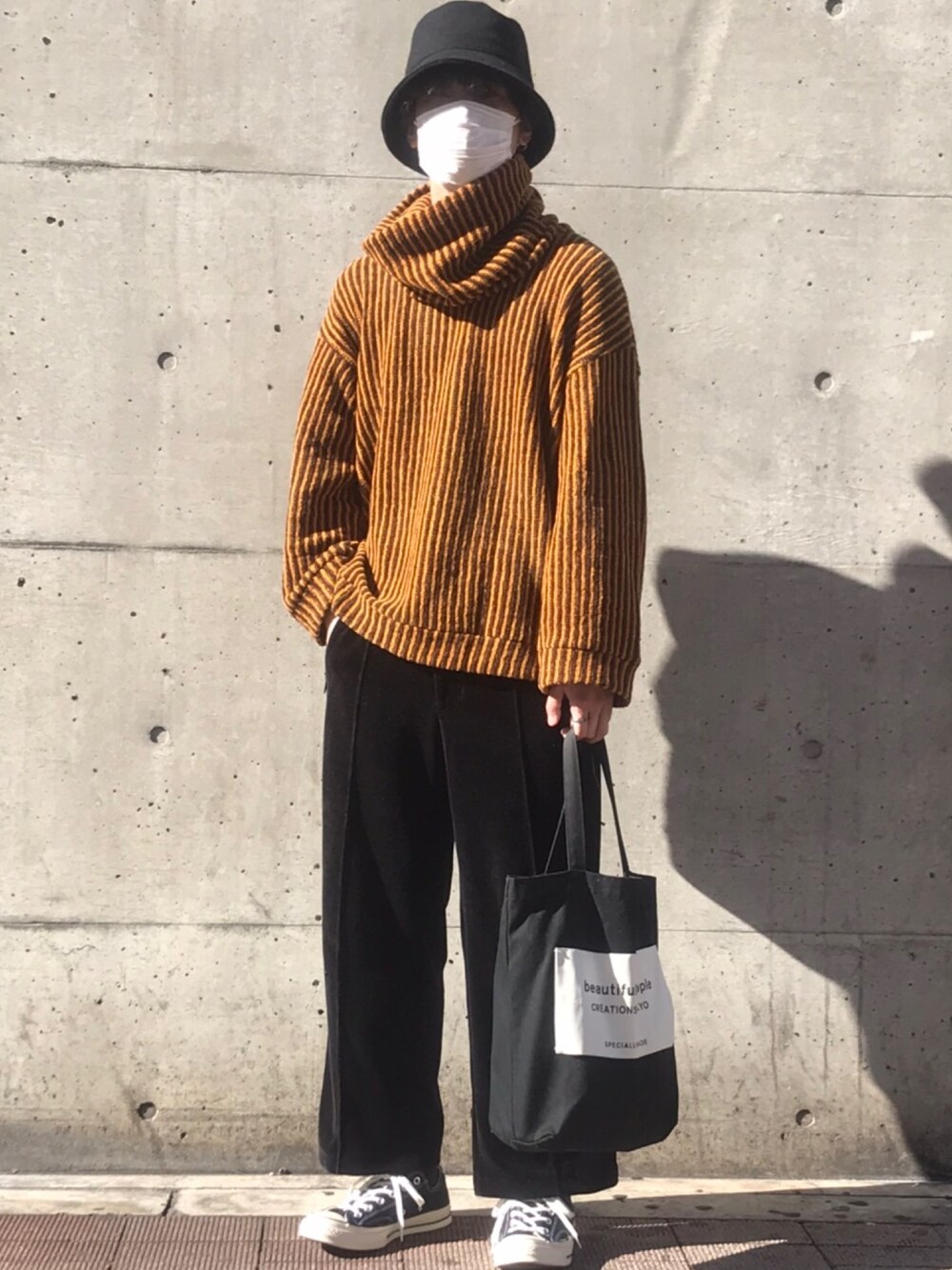 「冬、オーバーサイズ、スニーカー、イエロー、ニット、バケットハット、ベロアパンツ、ワイドパンツ、タートルネック、ストライプ」｜「SHAREEFのMOLE STRIPE P/O (REMOVABLE NECK)（Tシャツ/カットソー、イエロー系）」を使った、そうちゃんさん（メンズ・174cm）の秋コーディネートの1枚目の写真