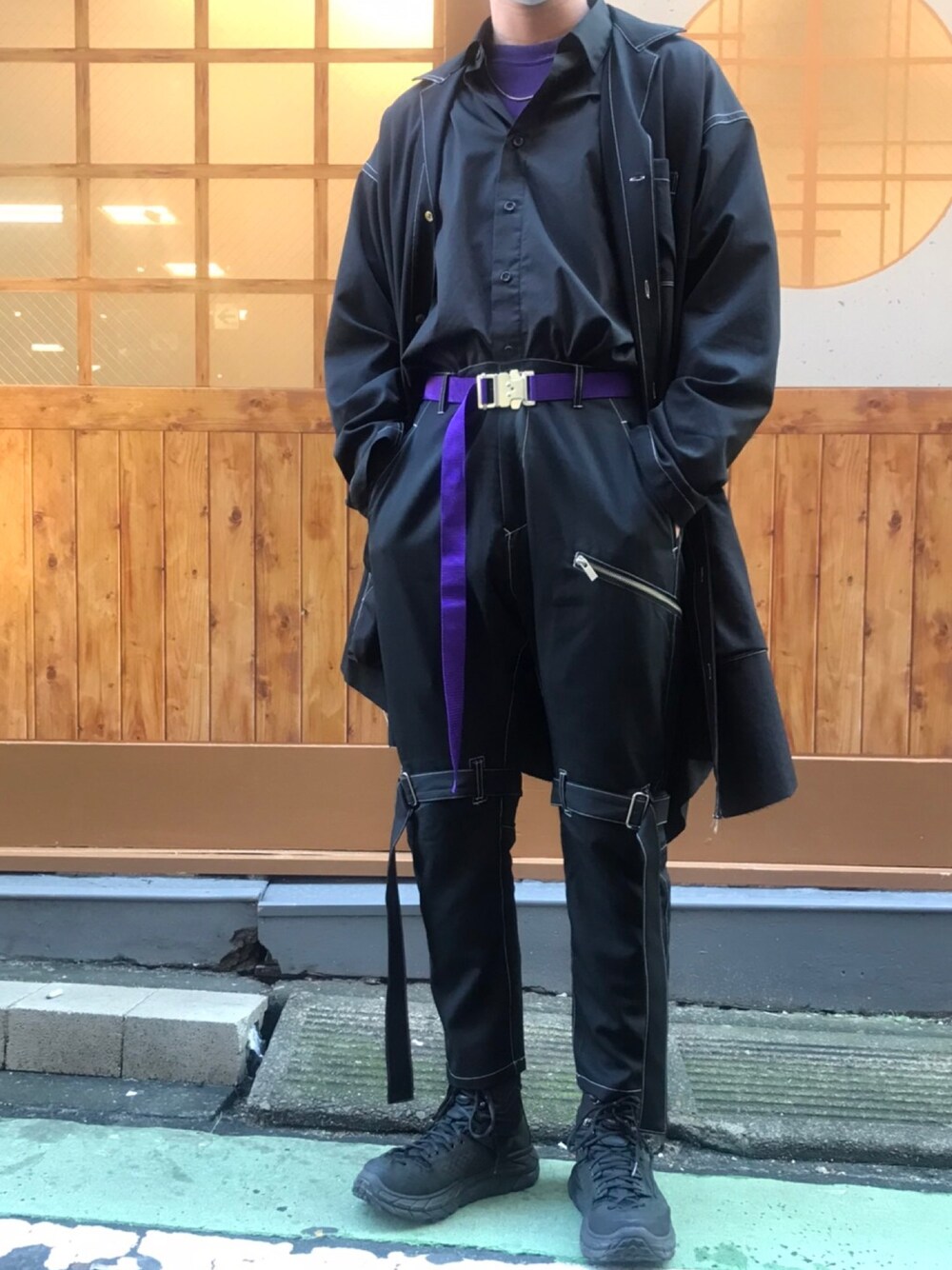 「黒、オールブラック、ワントーンコーデ、パープル、レイヤードスタイル、ロングシャツ、ボンテージパンツ、ステッチ、タックイン、トレイルランニング」｜「sulvamのgabardine open SH（シャツ/ブラウス、ブラック系）」を使った、そうちゃんさん（メンズ・174cm）の秋コーディネートの1枚目の写真